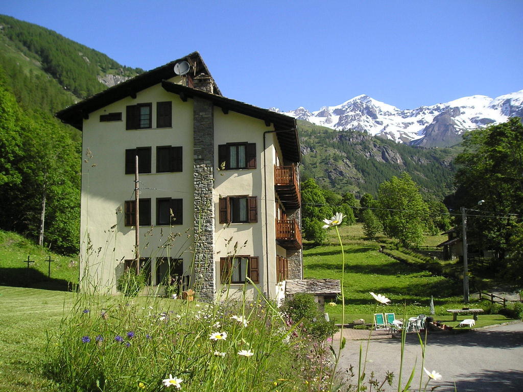 Mont Gele Hotel Ollomont Exterior photo